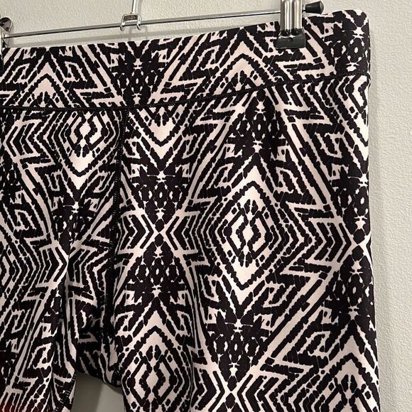 Reebok Women's Athletic Geometric Print Mid-Rise Leggings Black/White - Picture 2 of 6